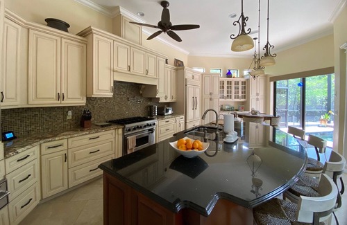 Vamo Casa | Beautiful 5BR Pool House in a Gated Waterfront Community minutes to beach