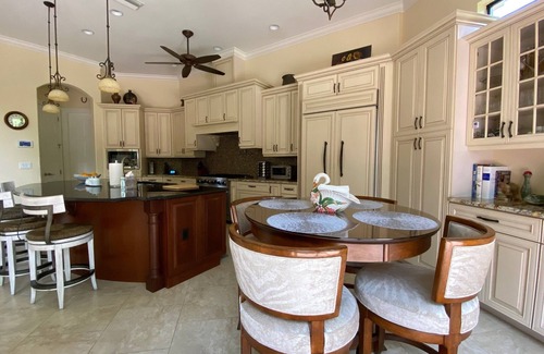 Vamo Casa | Beautiful 5BR Pool House in a Gated Waterfront Community minutes to beach