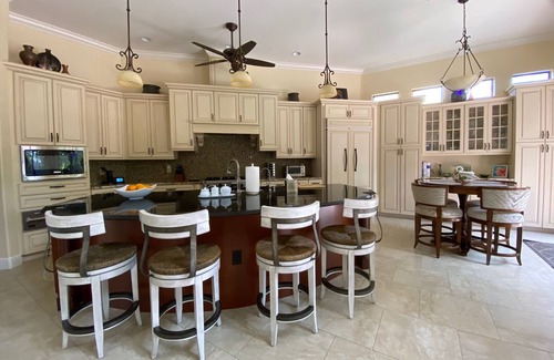 Vamo Casa | Beautiful 5BR Pool House in a Gated Waterfront Community minutes to beach
