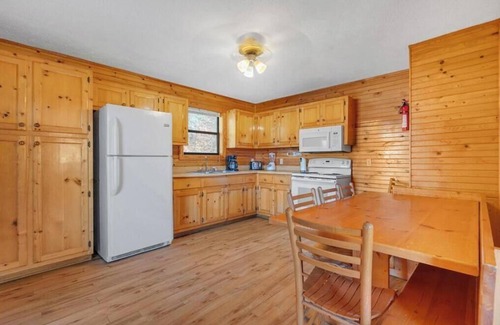 Byrdstown Cabina | Beautiful 6 Bedroom Cabin with Hot Tub and a Lakeview of Dale Hollow Lake #12
