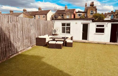 Erith Casa | Beautiful 6 Bedroom with spacious Lounge & Rooms Free parking