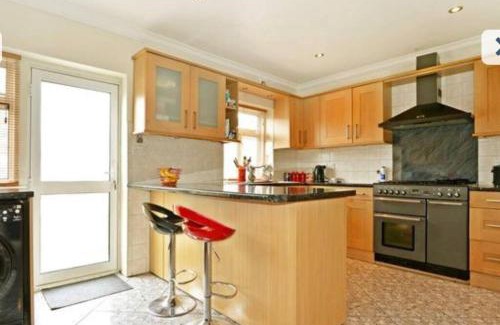 Erith Casa | Beautiful 6 Bedroom with spacious Lounge & Rooms Free parking