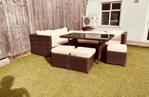 Erith Casa | Beautiful 6 Bedroom with spacious Lounge & Rooms Free parking
