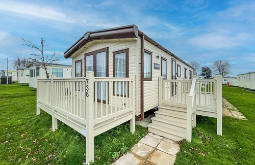 Clacton-on-Sea Casa | Beautiful 6 berth caravan with decking at Valley Farm Holiday Park ref 46736V