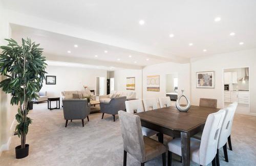 Beverlywood Villa | Beautiful 6BR Family 2-Story Villa With Large Backyard and Outdoor Kitchen