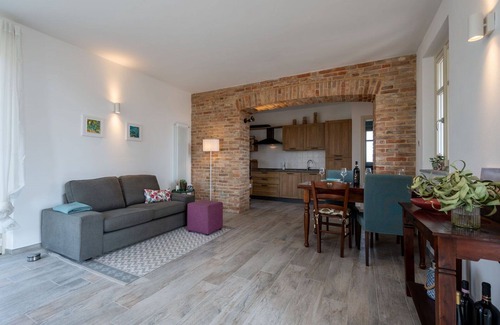 Costigliole d'Asti Apartamento | Acogedor apartamento para 4 personas con A/C, piscina, WIFI, TV, terraza y aparcamiento