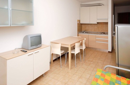 Lignano Sabbiadoro Apartamento | Hermoso apartamento con A/C, piscina, TV, terraza, mascotas permitida y aparcamiento