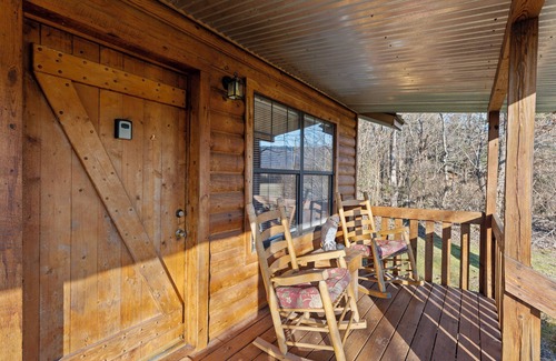 Sevierville Cabina | Hermosa, asequible, cabaña cerca de Pigeon Forge para parejas.