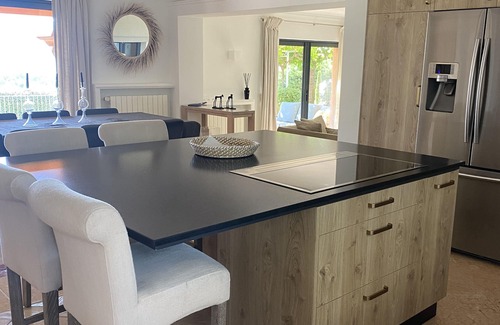 La Nartelle Villa | HERMOSA VILLA CON AIRE ACONDICIONADO CON PISCINA CERCA DE LAS PLAYAS Y DEL CENTRO DEL PUEBLO
