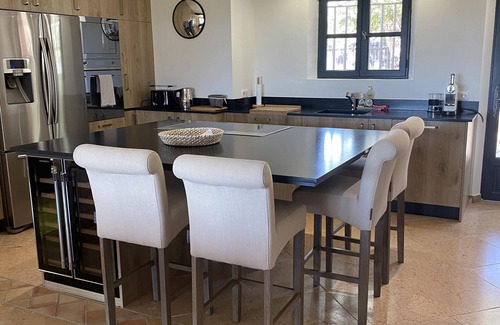 La Nartelle Villa | HERMOSA VILLA CON AIRE ACONDICIONADO CON PISCINA CERCA DE LAS PLAYAS Y DEL CENTRO DEL PUEBLO