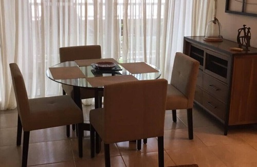 Tumba Vieja Apartamento | Hermoso y acogedor condominio frente al mar cerca de la ciudad.
