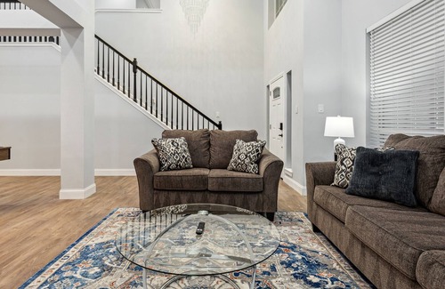 North Central Carrollton Casa | Beautiful and Large Pool House