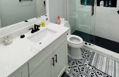 Bedford Casa | Beautiful and Modern Home - Must See & Must Stay