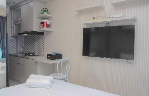 Kayu Putih Apartamento | Beautiful and Relaxing Studio Tifolia Apartment By Travelio