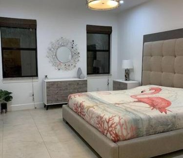 Central Naples Villa | Beautiful and relaxing villa near the Beach!