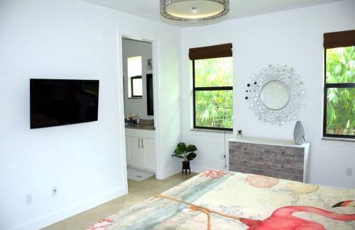 Central Naples Villa | Beautiful and relaxing villa near the Beach!