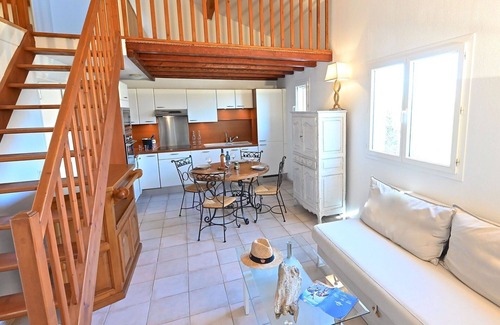 La Rouviere Apartamento | Precioso apartamento para 4 personas con piscina, A/C, WIFI, TV, patio y aparcamiento