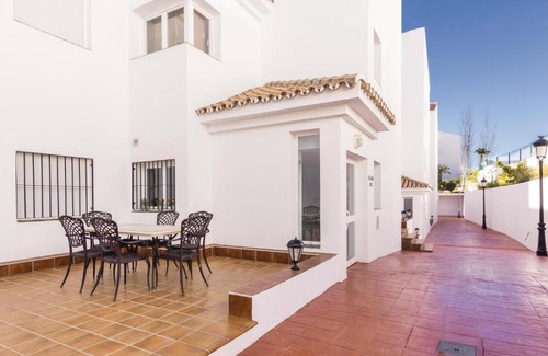 Alhaurín el Grande Apartamento | Beautiful apartment in Alhaurin el Grande with 2 Bedrooms, WiFi and Outdoor swimming pool