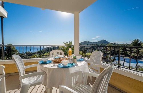 Le Dramont Apartamento | Acogedor apartamento para 6 personas con WIFI, piscina, TV, patio, mascotas permitida y aparcamiento