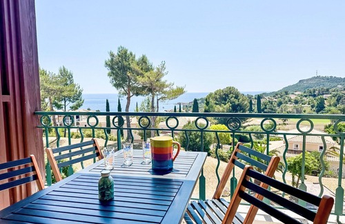 Le Dramont Apartamento | Acogedor apartamento para 6 personas con WIFI, piscina, TV, patio, mascotas permitida y aparcamiento