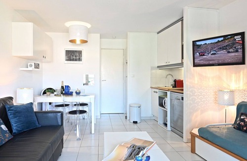 Cap Esterel Apartamento | Precioso apartamento con WIFI, piscina, A/C, TV, terraza, mascotas permitida y aparcamiento