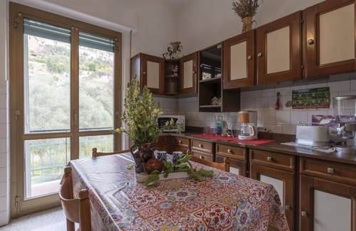 Pietrabruna Apartamento | Bonito apartamento con WIFI, TV, balcón, mascotas permitida, vista panorámica y aparcamiento