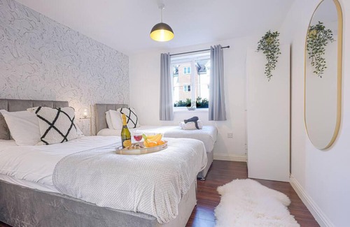 Northampton Apartamento | Beautiful Apartment - Close to City Centre - Free Parking, Fast Wifi, SmartTV with Sky TV and Netflix by Yoko Property