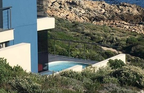 Gansbaai Apartamento | Acogedor apartamento para 4 personas con WIFI, piscina, TV, terraza y aparcamiento