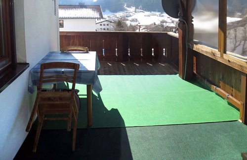 Pettneu am Arlberg Apartamento | Acogedor apartamento para 6 personas con WIFI, TV, balcón y aparcamiento