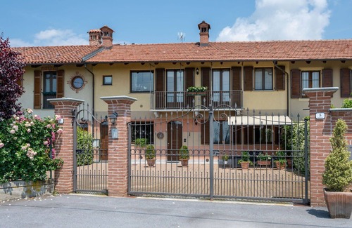 Salmour Apartamento | Beautiful apartment for 4 people with WIFI, pool, TV, patio and parking