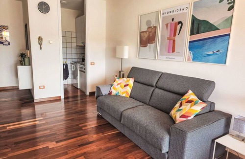 Lesa Apartamento | Precioso apartamento para 3 personas con A/C, WIFI, TV, patio, mascotas permitida y aparcamiento