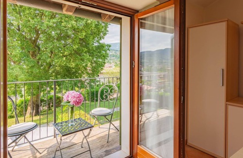 Garda Apartamento | Beautiful apartment for 4 people with A/C, pool, WIFI, TV, patio, panoramic view and parking