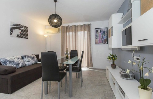 Labin Apartamento | Acogedor apartamento para 4 personas con WIFI, A/C, piscina privada, TV, terraza y aparcamiento