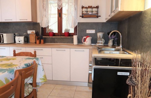 Zagorje Apartamento | Bonito apartamento para 5 personas con piscina privada, WIFI, TV, terraza y aparcamiento