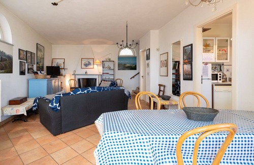 San Damiano dʼAsti Villa | Precioso apartamento en villa con piscina, WIFI, TV, patio, mascotas permitida y aparcamiento