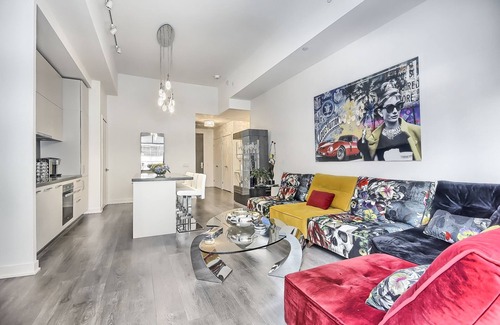 Midtown Toronto Apartamento | Beautiful apartment in the hart of Yorkville with a fully furnished balcony.