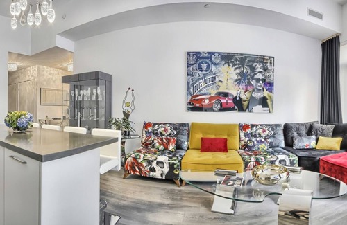 Midtown Toronto Apartamento | Beautiful apartment in the hart of Yorkville with a fully furnished balcony.