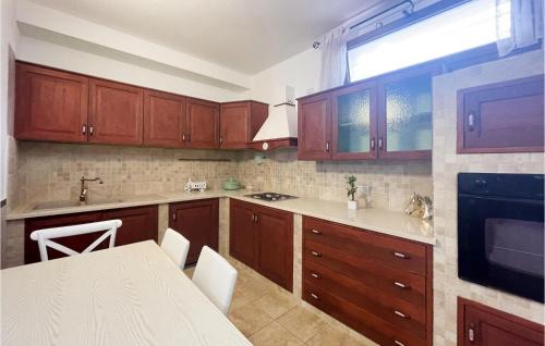 Grottaglie Apartamento | Beautiful Apartment In Grottaglie With Kitchen