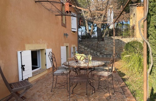 Carces Apartamento | Beautiful apartment in magnificent property in Provence Verte.