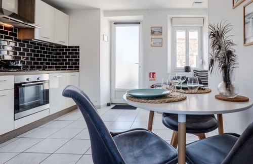 Pirou Casa | Precioso apartamento en villa para 3 personas con WIFI, TV, terraza y mascotas permitida
