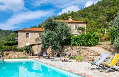 Cortemilia Villa | Precioso apartamento en villa con WIFI, piscina, patio, mascotas permitida y aparcamiento