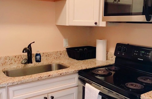 Greensboro Apartamento | Beautiful apartment perfect for long term stays!