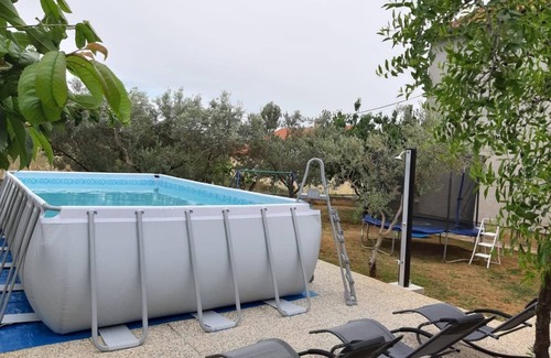 Bibinje Apartamento | Precioso apartamento con un gran jardín y vistas al mar.