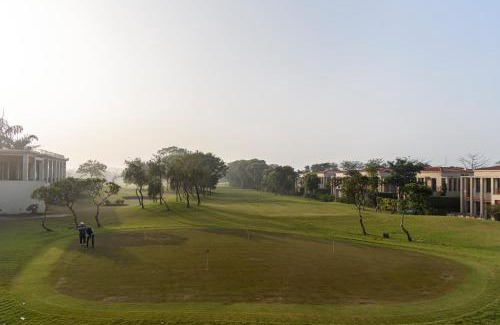 Bissar Akbarpur Apartamento | Beautiful Apartments at Tarudhan Valley Golf Resort, Manesar