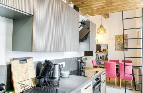 Trevoux Apartamento | Beautiful artist's duplex in the historic center