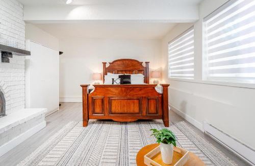 Canyon Heights Casa | Beautiful Auntum Getaway in Scenic North Vancouver