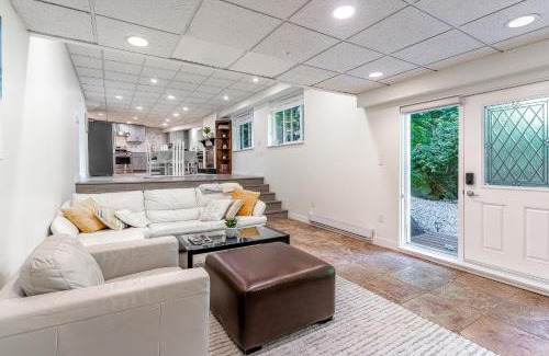 Canyon Heights Casa | Beautiful Auntum Getaway in Scenic North Vancouver