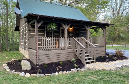 Cosby Cabina | Beautiful Authentic Log Cabin on Cosby Creek