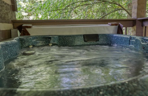 Cosby Cabina | Beautiful Authentic Log Cabin on Cosby Creek