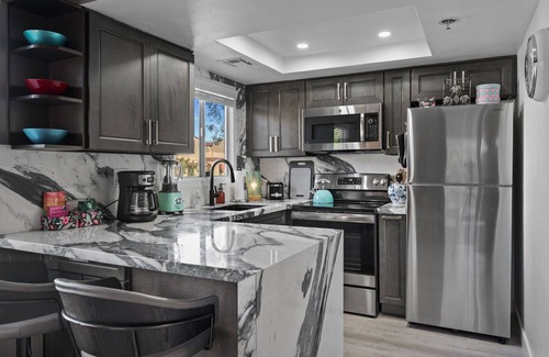 Baristo Condominio | Beautiful Baristo Condo w/mountain views-Pools/Hot tubs-Walk to DT Palm Springs!